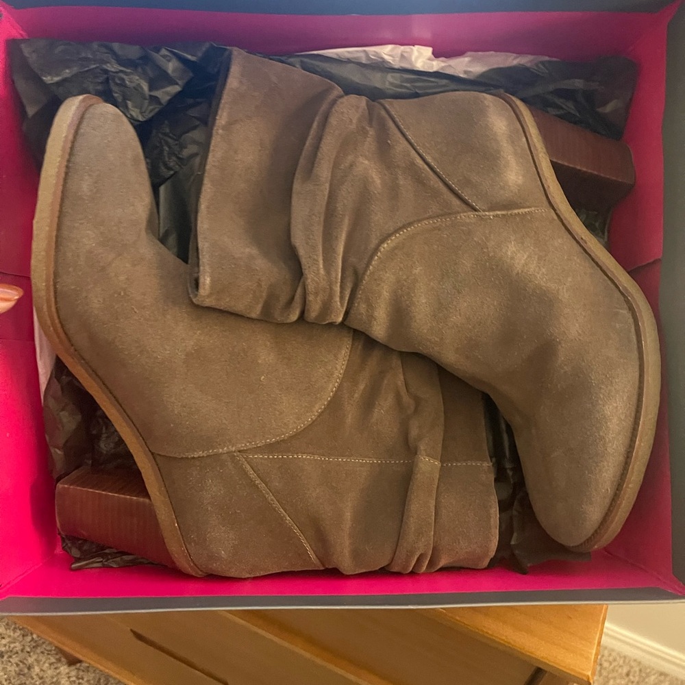 EUC Vince Camino Parka Bootie, Midnight Taupe suede, size 9 - Picture 3 of 10